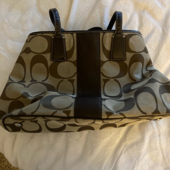 Coach Top Handle Bag with Kiss Lock Center - Picture 4 of 12